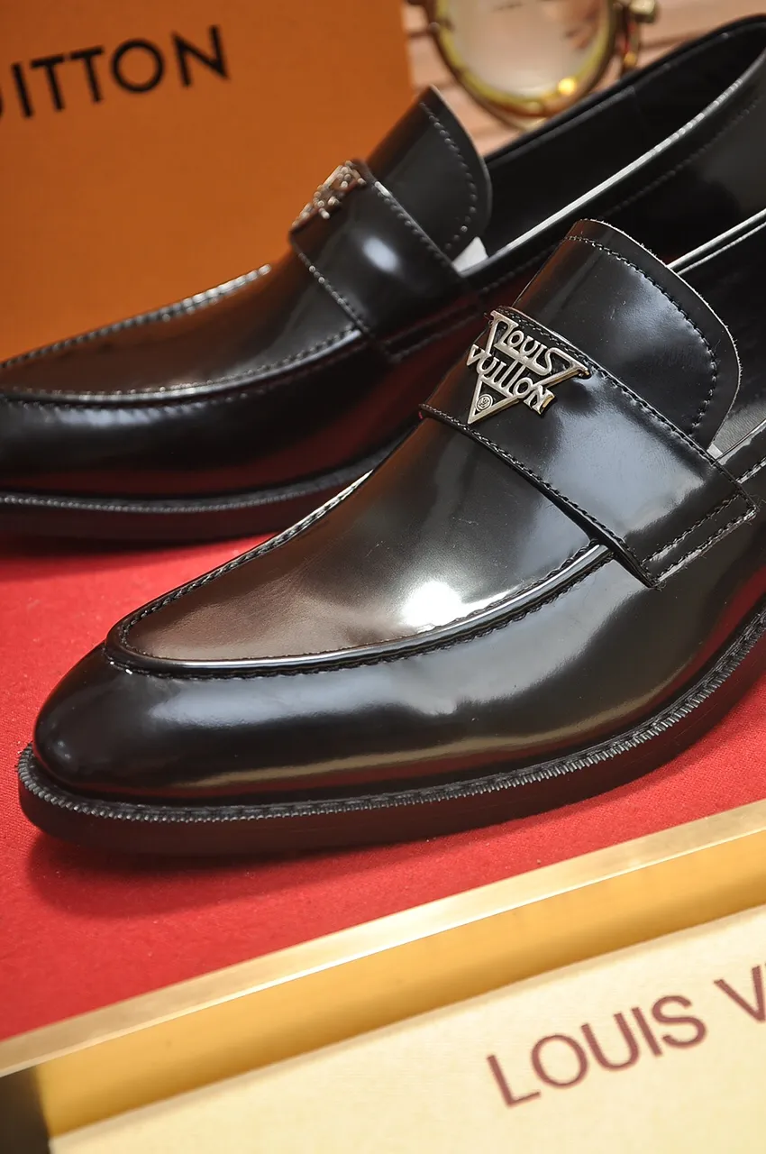 Men's men's shoes 💰460💶 [LV] (all high-end sheep lining) 🍀LV's latest genuine leather business suit shoes are launched simultaneously on the official website. The first-layer cowhide imported from Italy is made of heavy gold, 💥official website 1:1 rubber outsole. Versatile to wear, high-end without losing class, and the color combination is extraordinary. This four-season style is alluring when worn on your feet, showing off your big-name flair. Standard code 38-45 (45 customized)